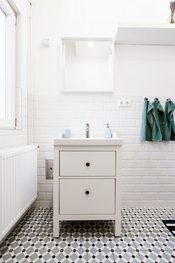 Czy w łazience można połączyć funkcjonalność z elegancją?