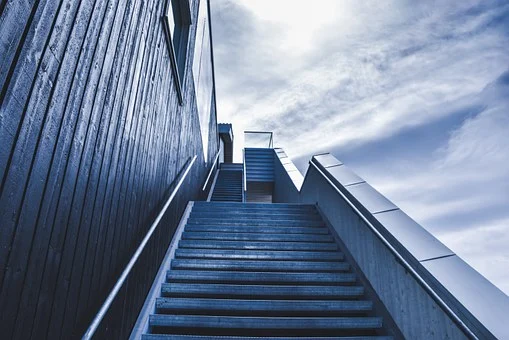 Jakie schody warto wybrać do domu?