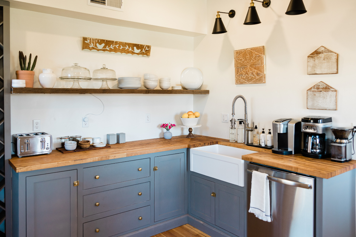 Co zrobić ze ścianą w kuchni, aby była ładna i praktyczna?